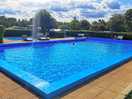 Pool mit gleich dahinter gelegenem spielplatz