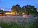 Uitzicht in de avond op het sfeervolle veldje naast de camping