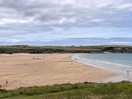 Het strand met op de achtergrond harlyn sands