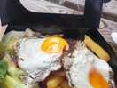 Steak hache, oeufs et frites