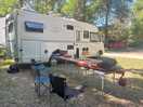 Emplacement de camping car arboré et assez grand