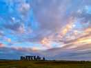 Campesit vlakbij stonehenge met de auto want lopen is gevaarlijk langs de weg.