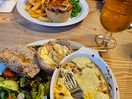 The perfect, best tasting meat pie . macaroni cheese, my fav