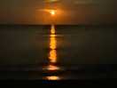Luna rossa sorge dal mare