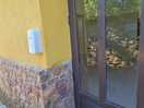 Entrada al aseo con dosificador de gel desinfectante
