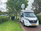 Op gravel met gras om op te camperen