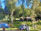 Arrière du camping près du ruisseau