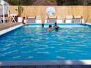 Cómoda en la piscina