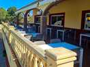 Bar donnant sur la piscine