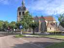 Blick auf die kirche von dienville vom eingang des campingplatzes