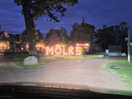 Verlicht logo vooraan de camping