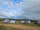 Au camping vu sur les montagne et la mer