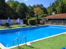 Astroturf all around the pool area so you can't slip, genius !