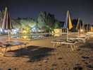 Piscina del campeggio di notte