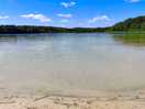 Der weiße see macht seinem namen alle ehre. mit strand und imbiss hält man es eine weile aus