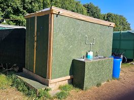 Shower block and washing up area. 2 hot and 2 cold showers.