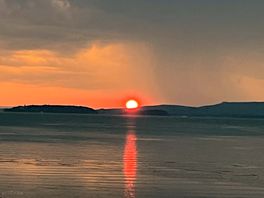 Mooie zonsondergang bij het meer
