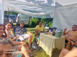 En delftsehout met familie