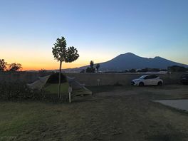 Vue sur le vésuve et coucher de soleil depuis la tente