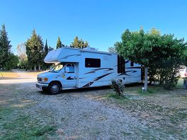 9.75m motorhome badly overhanging pitch, site suggests, pitches are 10m x 10m 🤷♂️