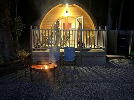 Relaxed evening round the fire