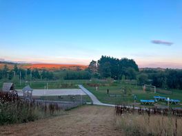 Uitzicht over speelveld camping
