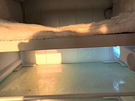 Says freezer in pics it's minute but only half available to use as obviously never defrosted