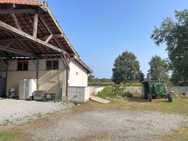 The barn with gas cooker, microwave, fridge, freezer and power sockets.