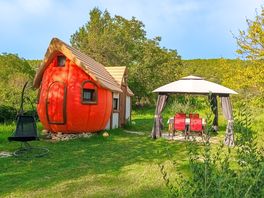 Outside of the Magic Pumpkin cottage