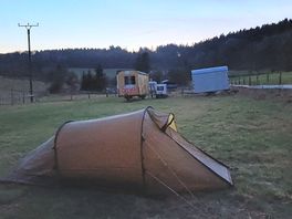 Zelt auf zeltwiese und feuerhoz