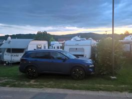 Ausreichend viel platz neben wohnwagen bis zum nachbarn