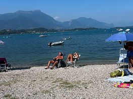 Strand vlak aan de camping