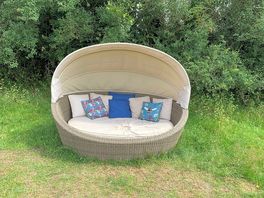 Gorgeous cuddle up chair