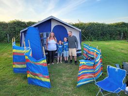 The family outside the accommodation ❤️ we absolutely loved every second here ❤️❤️❤️
