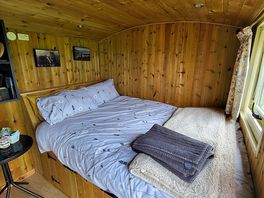 Bed linens and towels provided