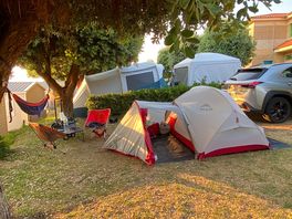 Plazas espaciosas para acampar