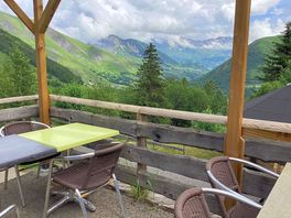 Bar and restaurant outside seating