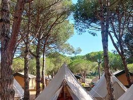 Kampoah tent buiten