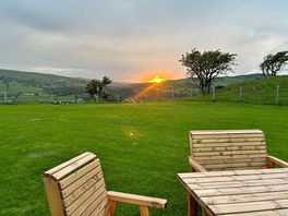Picture of the sunset out the pod door during our stay😍