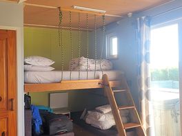Top bed lifts up, very functionable