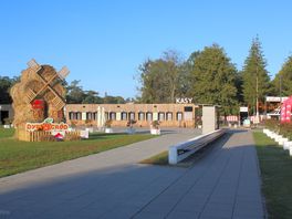 Entrance to julinek theme park, the parking area on the left and the washing facility on the left.