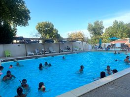 Piscina di soli bambini senza nessuno che li faccia seguire le regole. all’ombra alle 14:30!