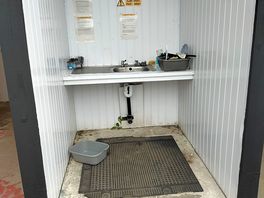 Washing up 'booth', go on, zoom in........