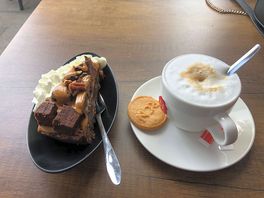 Lekker koffie drinken in de horeca gelegenheid. eten is ook heel goed daar.