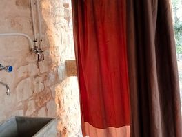 La doccia compresa nel prezzo tempo libero con scaldabagno da accendere e spengere all'occorrenza.