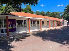 Winkel en restaurant op de camping