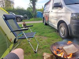 Op de camping. vuurschaal kan je huren...