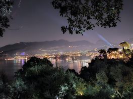 Sorrento bei nacht, blick oben vom campinplatz,