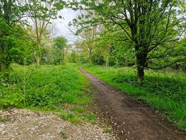 Escape to nature, accessible from a peaceful well kept site