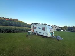 Pohled na karavan a okolí